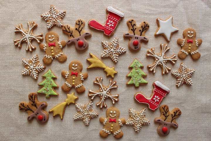 Biscotti Di Natale Decorati Con Ghiaccia Reale.Biscottini Speziati Natalizi Decorati Con Glassa Reale Cinnamon Lover Blog
