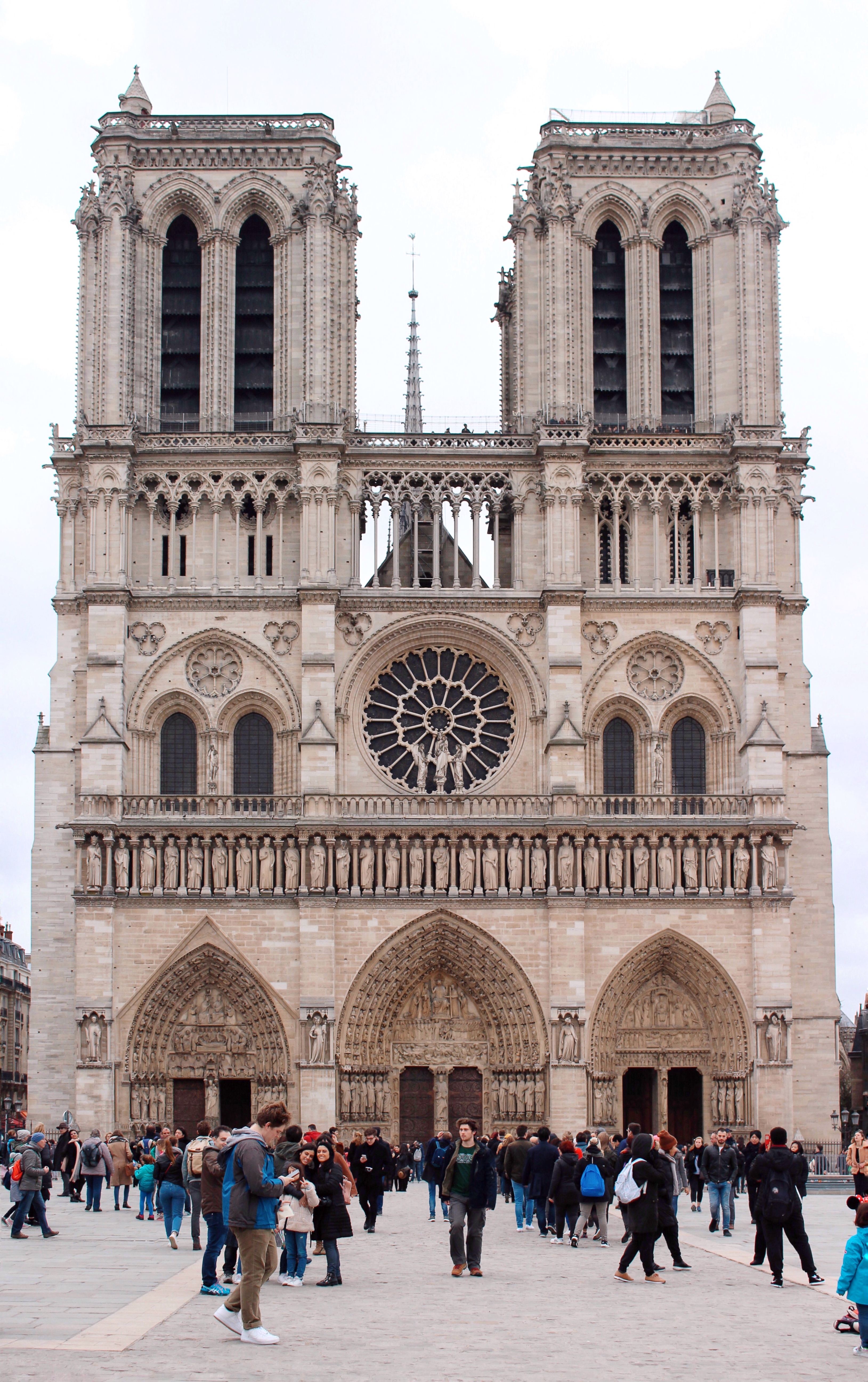 Notre Dame - Place du Parvis